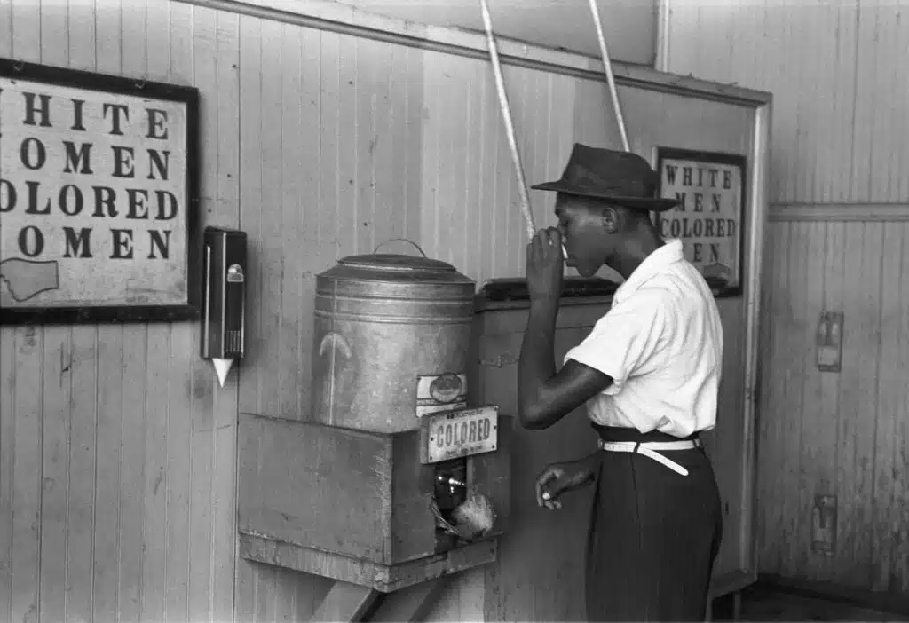 Afro-américain buvant à une fontaine réservée aux Noirs, vers le milieu du xxe siècle - Russell Lee | Domaine public