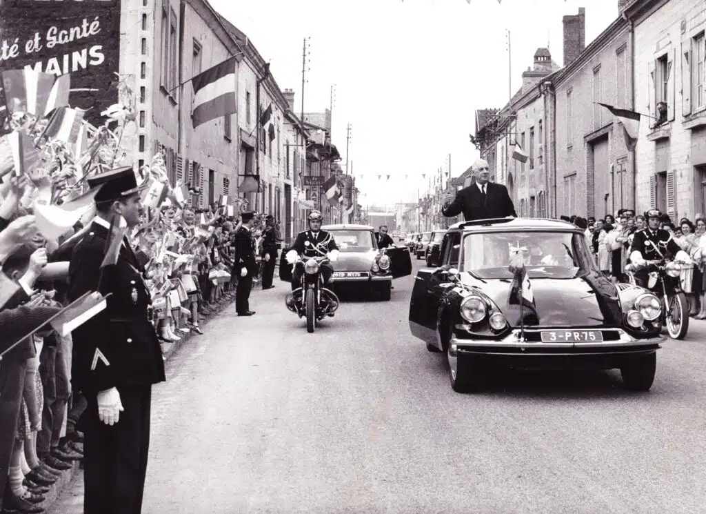 Charles de Gaulle dans la DS présidentielle lors d'une halte à Isles-sur-Suippe, le 22 avril 1963 | Creative Commons BY-SA 3.0
