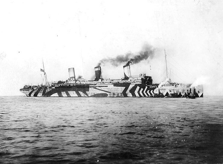 L'USS Leviathan en camouflage Dazzle en 1918