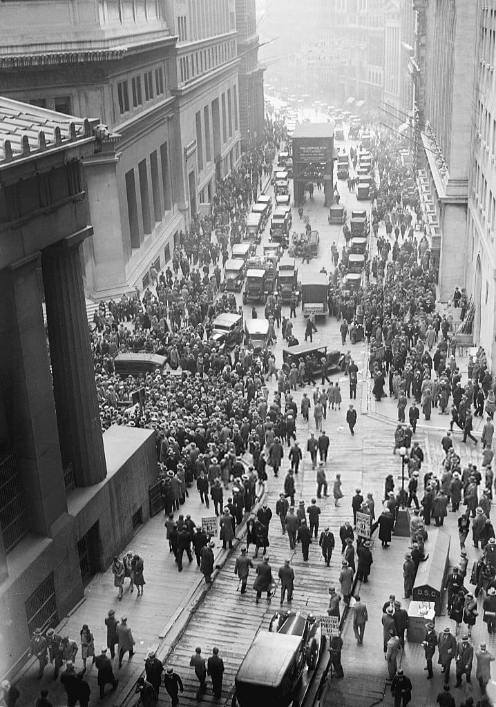 La foule se presse devant la Bourse de New York, après le Krach