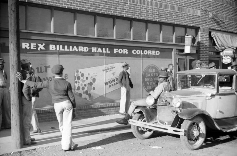 La ségrégation aux États-Unis, avec l'exemple d'une salle de billard réservée aux personnes colorées - Marion Post Wolcott | Domaine public