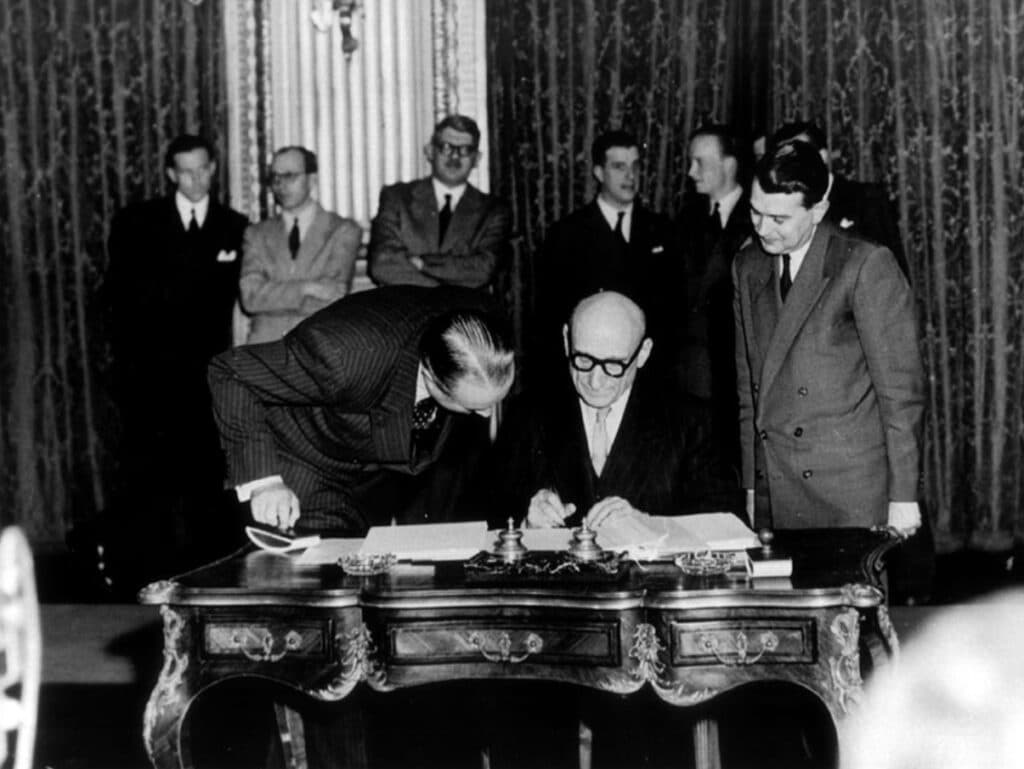 La signature du traité de Paris par Robert Schuman (Paris, 18 avril 1951) - Parlement européen | Domaine public