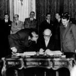 La signature du traité de Paris par Robert Schuman (Paris, 18 avril 1951) - Parlement européen | Domaine public