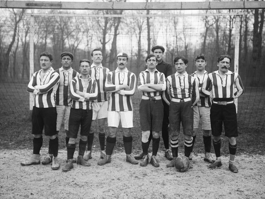 L'équipe du Red Star le 20 décembre 1908 avant un match du championnat de Paris de deuxième série contre le Stade français.