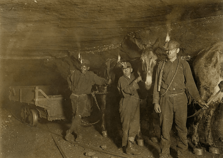 Malgré la législation, les compagnies minières ont pendant longtemps contourné les limitations au travail des enfants - Lewis Wickes Hine | Domaine public
