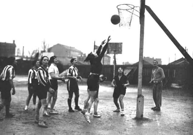 Match de basket ball entre deux équipes de Fémina Sport au stade Fémina (Paris, 1933) - Illustration