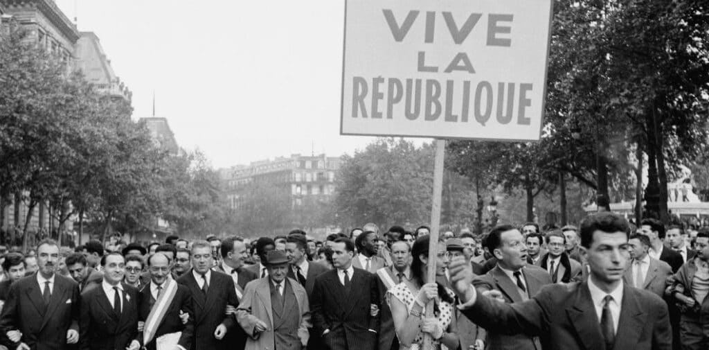Opposition de gauche vis-à-vis de l'investiture de Charles de Gaulle le 28 mai 1958.