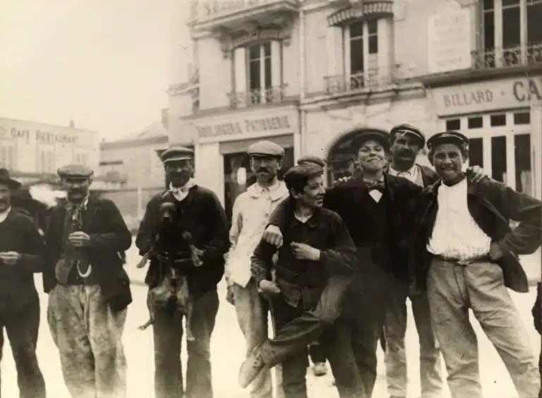 Des "Apaches" parisiens vers 1900 pour illustrer les tribunaux pour enfants - Agence Roger-Viollet | Domaine public