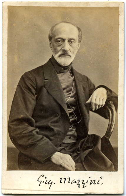 Portrait photographique en noir et blanc de Giuseppe Mazzini par Domenico Lama (1823-1890) avec la signature de Giuseppe Mazzini en bas | Domaine public