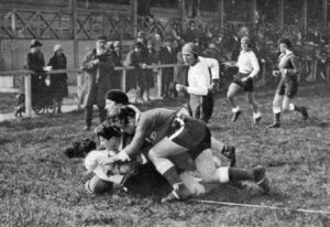 Rugby à XV féminin, avril 1929, match entre le Fémina Sport et les Hirondelles, à Paris - Illustration
