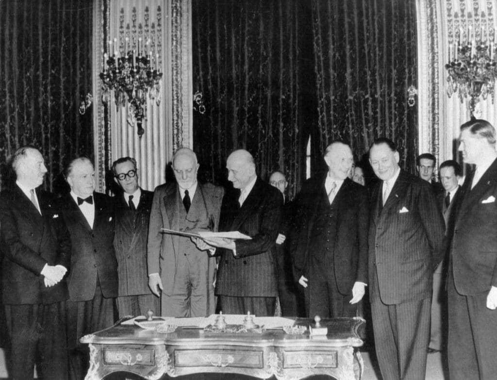 Signature du Traité de Paris en 1951, instituant la Communauté européenne du charbon et de l’acier (CECA) - Parlement européen | Domaine public