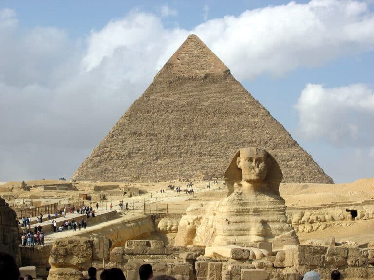 Le sphinx de Gizeh et la pyramide de Khéphren.