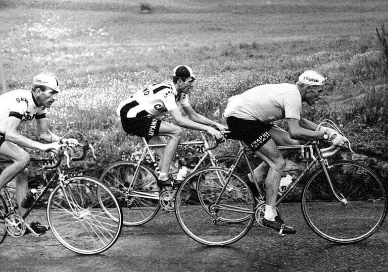 Jacques Anquetil, Italo Zilioli et Vittorio Adorni en plein effort lors du Giro 1964. Le Normand va remporter son second Tour d'Italie - Auteur inconnu | Domaine public