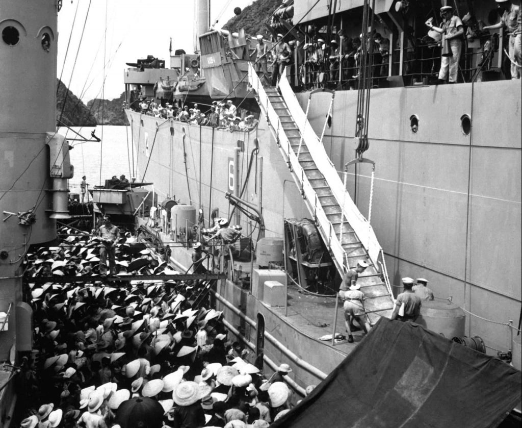 Les marines française et américaine ont évacué 293 000 réfugiés vietnamiens fuyant la zone nord, où la souveraineté de la République démocratique du Viêt Nam a été rétablie (octobre 1954) - U.S. Navy photo | Domaine public