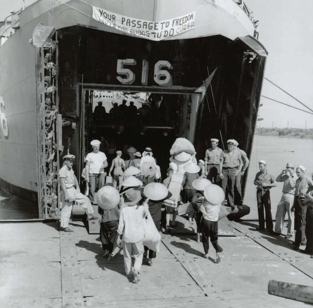Réfugiés vietnamiens transbordant d’un LSM français au bâtiment américain USS Montague (AKA-9) durant l’opération Passage to Freedom (août 1954).