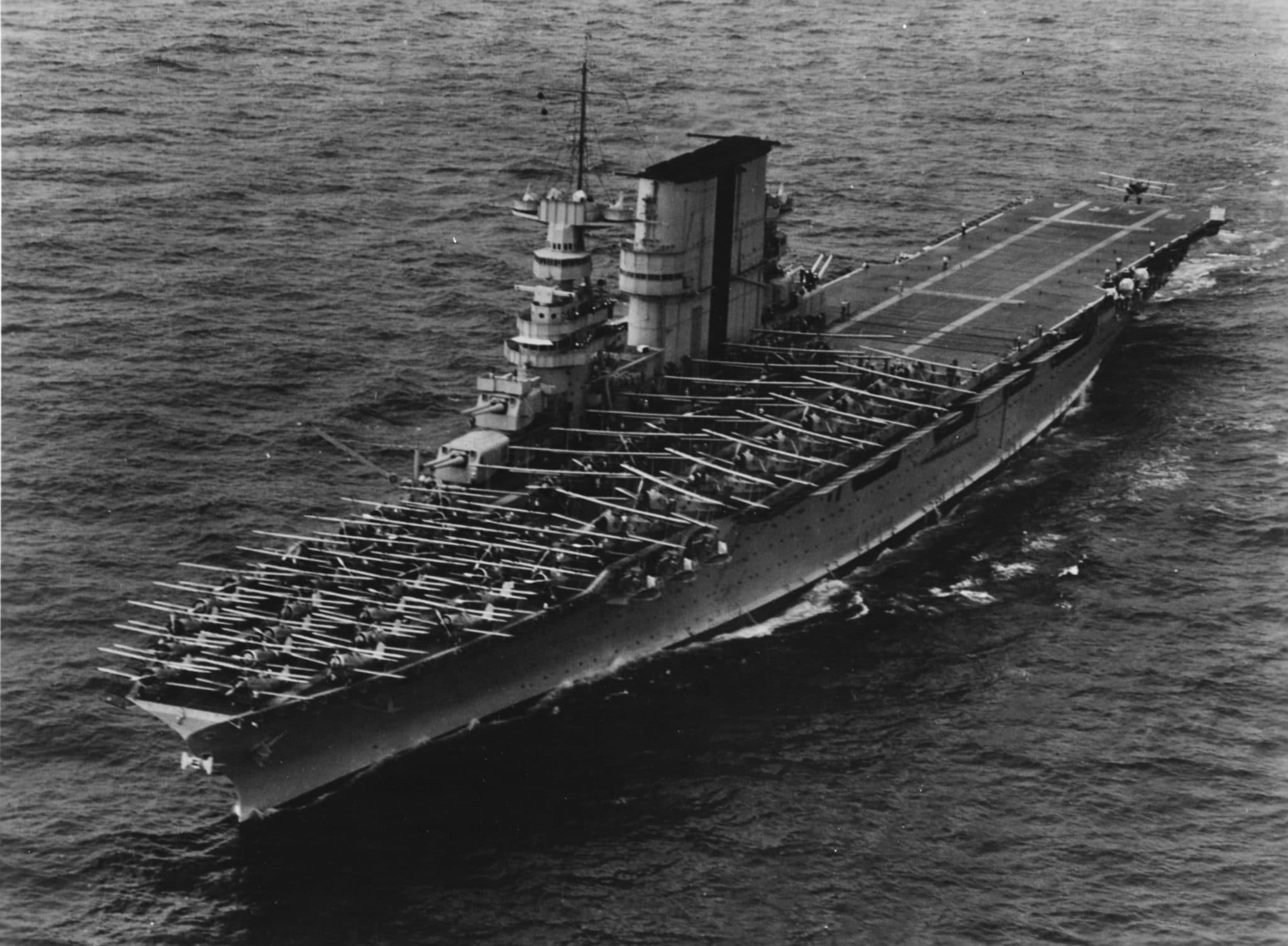 L'USS Saratoga en 1935. On remarque ses tourelles doubles de 8 pouces (203 mm) devant l'îlot