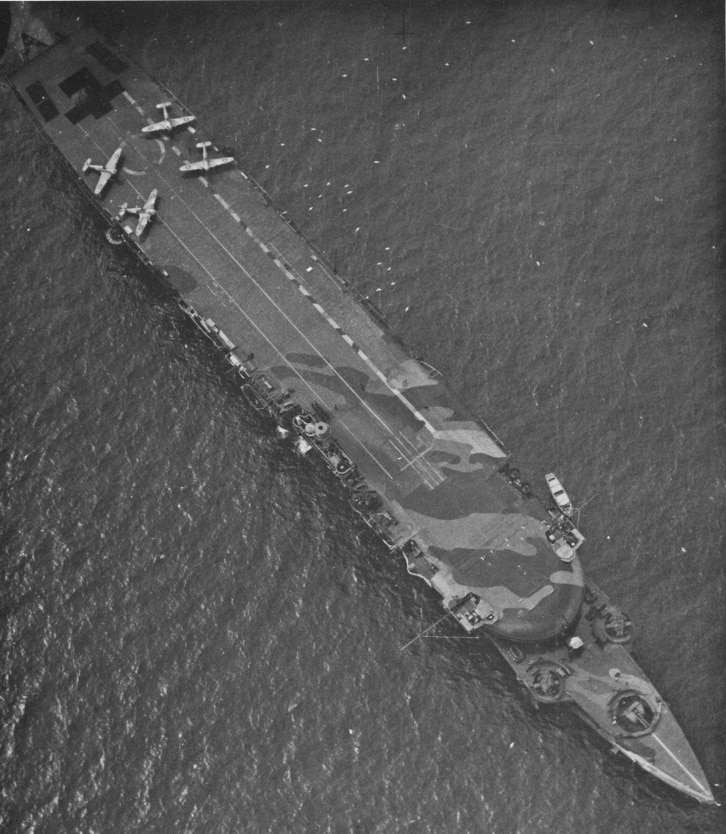 Le HMS Furious en aout 1941 avec quatre Hurricanes sur le pont d'envol