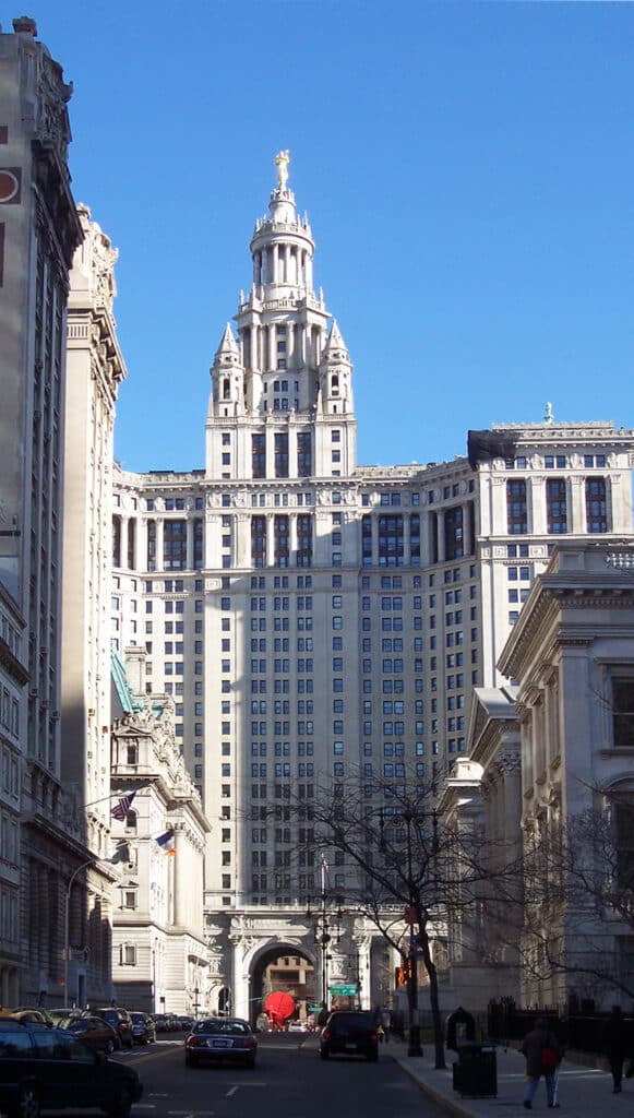 Le Manhattan Municipal Building, vu depuis Chambers Street - Uris (pseudo Wikipédia) | 2-Clause BSD License