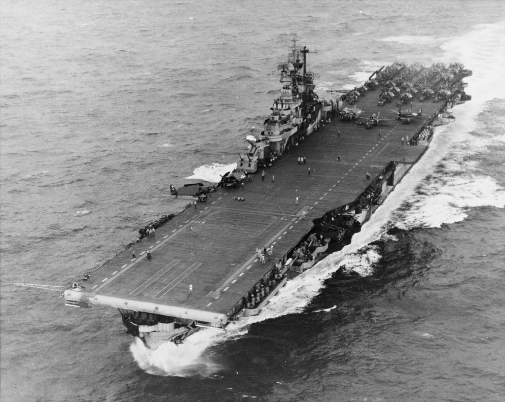 L'USS Intrepid, troisième unité de la classe Essex, en mer des Philippines, en novembre 1944.