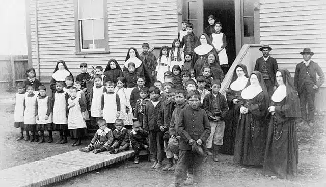 Les pensionnats Amérindiens en Amérique du Nord - H. J. Woodside. Library and Archives Canada | Creative Commons BY 2.0