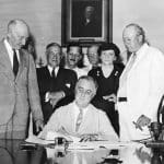 Roosevelt signe la loi sur la sécurité sociale, le 14 août 1935.- Social Security Online | Domaine public