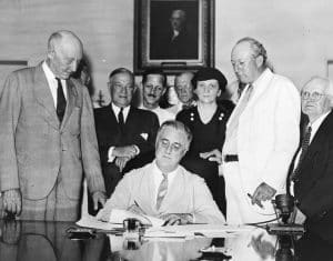 Roosevelt signe la loi sur la sécurité sociale, le 14 août 1935.