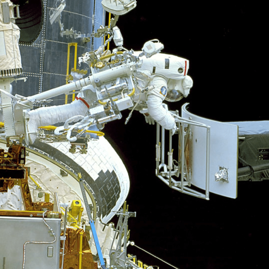 Astronaut Hoffman réparant le télescope Hubble