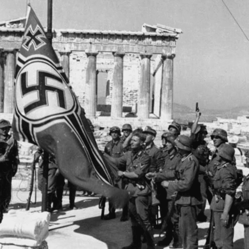 Troupes allemandes mettant en place le drapeau nazi, qui surplombera l’Acropole d’Athènes, 1941