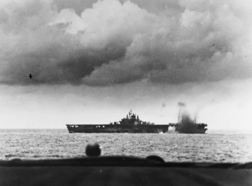 USS Bunker Hill sous les attaques japonaises le 19 juin 1944 - U.S. Navy | Domaine public