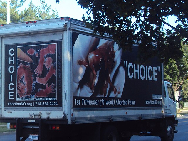 Camion Pro-Life, montrant un soi-disant foetus avorté à 11 semaines - Debra Sweet | Attribution 2.0 Generic