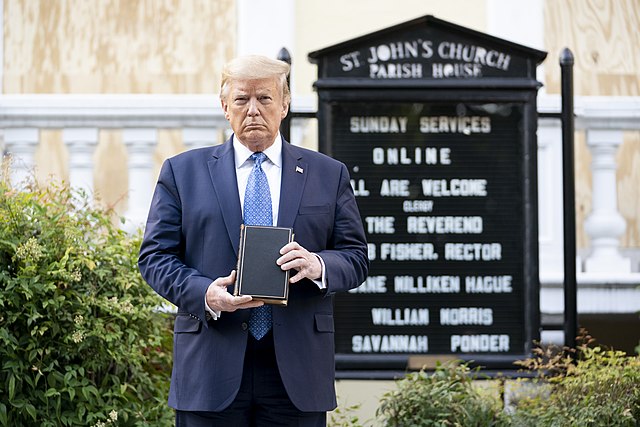 Donald Trump pose devant une église, à côté de la Maison Blanche, bible à la main.