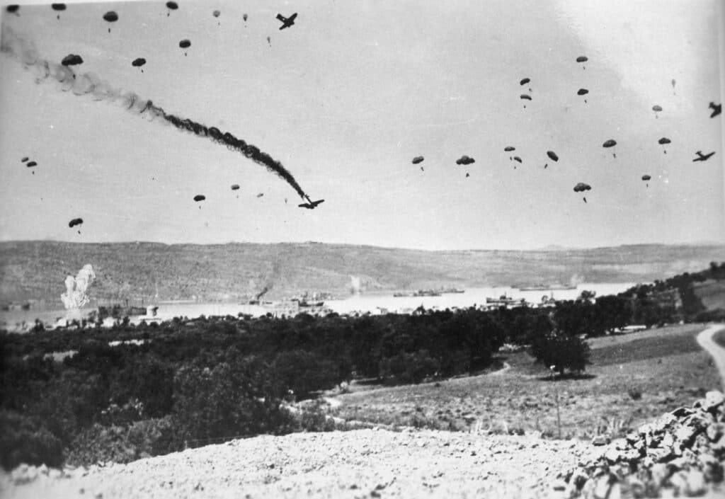 Parachutistes allemands atterrissant en Crète, en mai 1941, durant l'invasion allemande de la Grèce