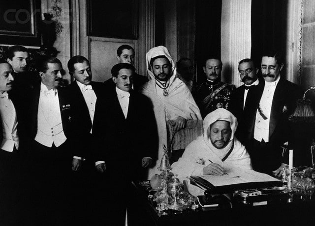 El-Hadj el-Mokri, ambassadeur du Maroc en Espagne, signe le traité lors de la conférence d'Algésiras, le 7 avril 1906 - Auteur inconnu | Domaine public