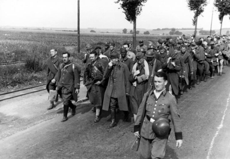 Prisonniers de guerre français, Nord de la France, 1940.