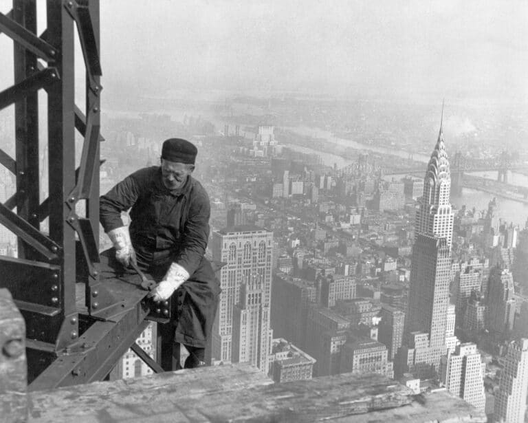 Construction de l'Empire State Building, au loin, le Chrysler State Building à New York en 1930