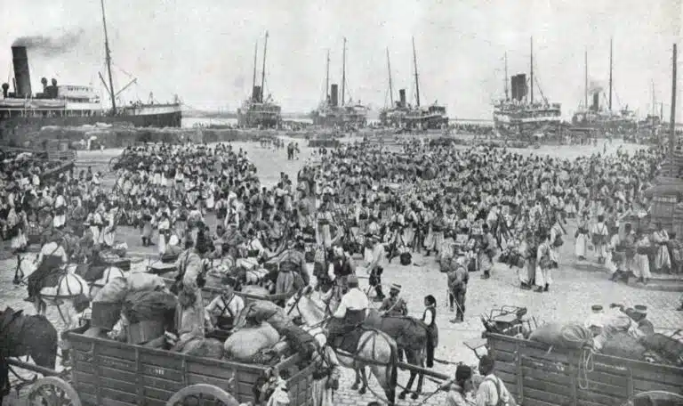 Embarquement d'un régiment de tirailleurs à Alger en 1914 à destination de la France - Photographe inconnu | Domaine public