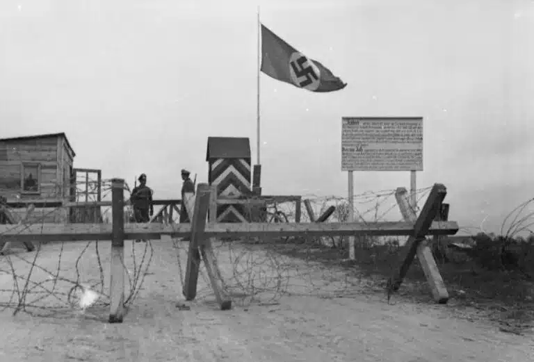 Poste de démarcation entre la France Libre et la France occupée - Bundesarchiv, Bild | Creative Commons BY-SA 3.0