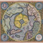 Sur cette carte Mercator du pôle Nord, Frisland apparaît dans un encart en haut à gauche - Gerardus Mercator, avec ajout de données provenant des voyages de Willem Barentsz | Domaine public