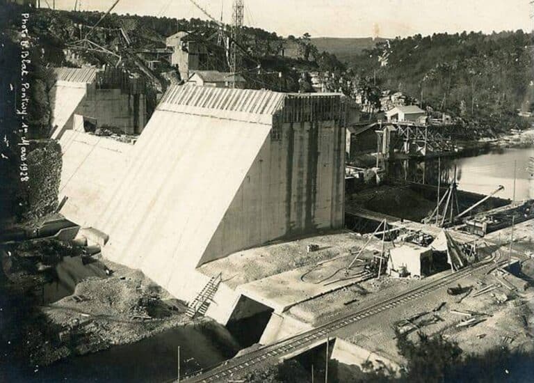 110 000 m3 de béton ont été utilisés pour édifier le barrage de Guerlédan (1928) - Ernest Blat | Domaine public