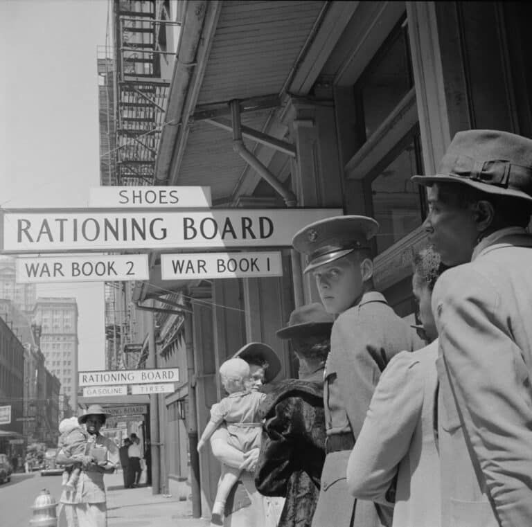 File d'attente au bureau du Rationing Board, Nouvelle-Orléans, 1943 - John Vachon | Domaine public