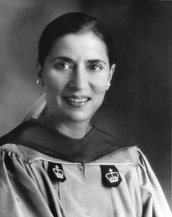 Ginsburg en 1959, portant les insignes de la faculté de droit de Columbia - Columbia University | Domaine public