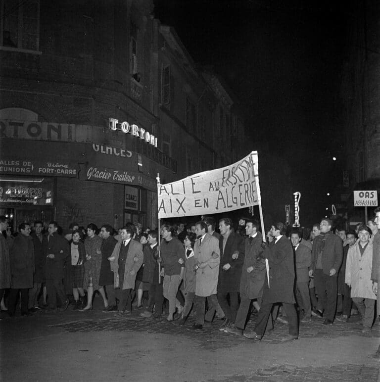 Manifestation anti OAS (1962) - André Cros | Créative Commons BY-SA 4.0