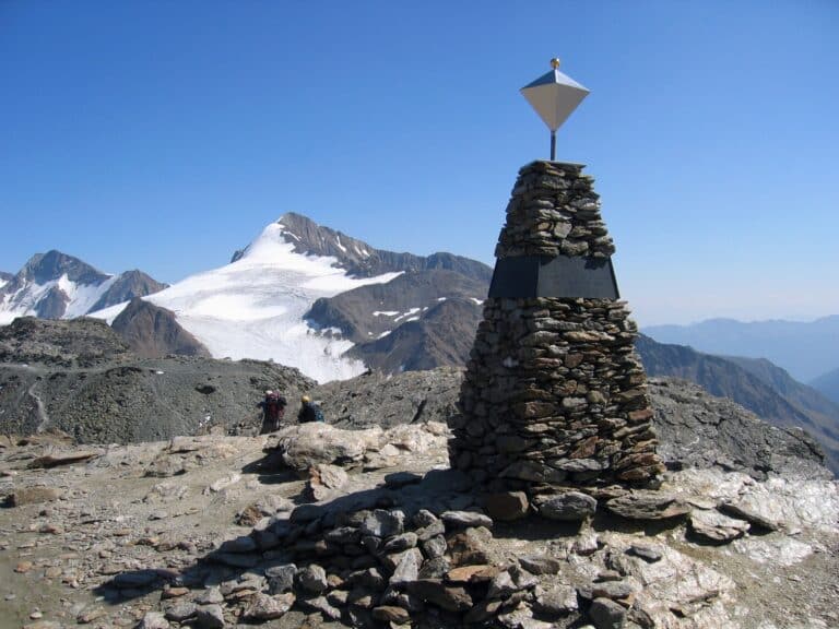 Obélisque près du site de l'homme des glaces (Ötzi), Alpes de l'Ötztal ; à l'arrière-plan le Similaun