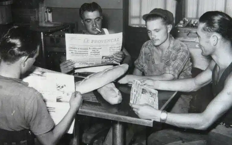Pont-Saint-Esprit (Gard), août 1951. Des habitants consultent les avancées de l’enquête dans Le Provençal - LA PROVENCE/Photo d’archives | Domaine public