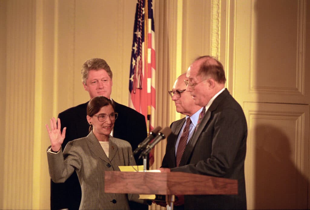 Prestation de serment de Ruth Bader Ginsburg comme juge à la Cour suprême - U.S. National Archives and Records Administration | Domaine public