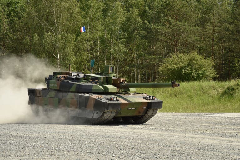 Le 1er Régiment de Chasseurs de France effectue le couloir d'opérations défensives en utilisant le Leclerc pendant le Strong Europe Tank Challenge, qui s'est tenu sur la zone d'entraînement de Grafenwoehr du 7th Army Training Command, le 4 juin 2018 - 7th Army Training Command | Creative Commons BY 2.0