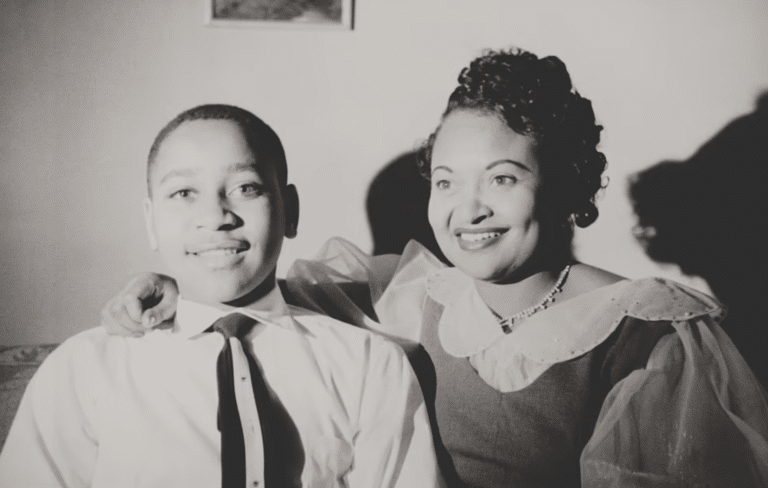 Emmett Till avec sa mère, Mamie Bradley, en 1950. Till, qui était originaire de Chicago, rendait visite à des parents dans le Mississippi au cours de l'été 1955 lorsqu'il a été brutalement assassiné