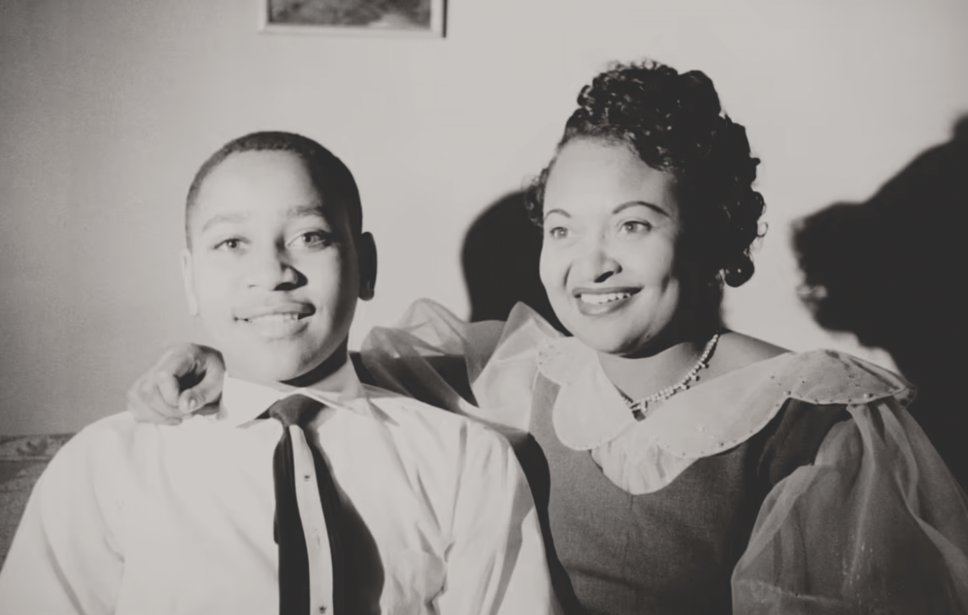 Emmett Till avec sa mère, Mamie Bradley, en 1950. Till, qui était originaire de Chicago, rendait visite à des parents dans le Mississippi au cours de l'été 1955 lorsqu'il a été brutalement assassiné - Till family | Domaine public