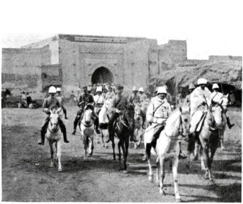 Entrée des troupes coloniales françaises commandées par le général Charles Mangin à Marrakech en septembre 1912 - Charles-Joseph-Alexandre Cornet | Domaine public
