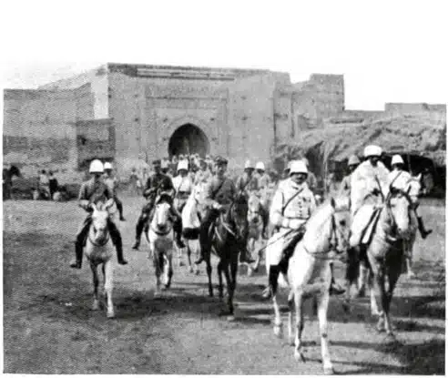 Entrée des troupes coloniales françaises commandées par le général Charles Mangin à Marrakech en septembre 1912 - Charles-Joseph-Alexandre Cornet | Domaine public